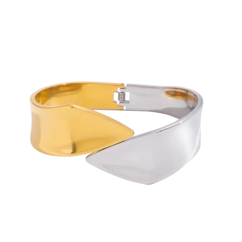 Brazalete Tiamat de GebNut en acero inoxidable bicolor dorado y plateado con diseño ajustable y moderno